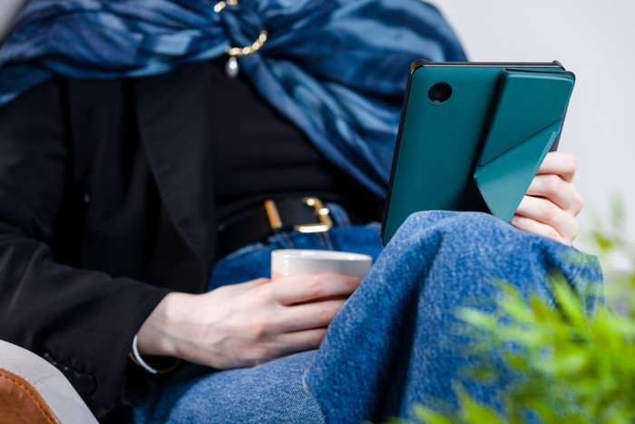 BlueBuilt Kobo Clara BW / Colour Book Case Groen product in gebruik