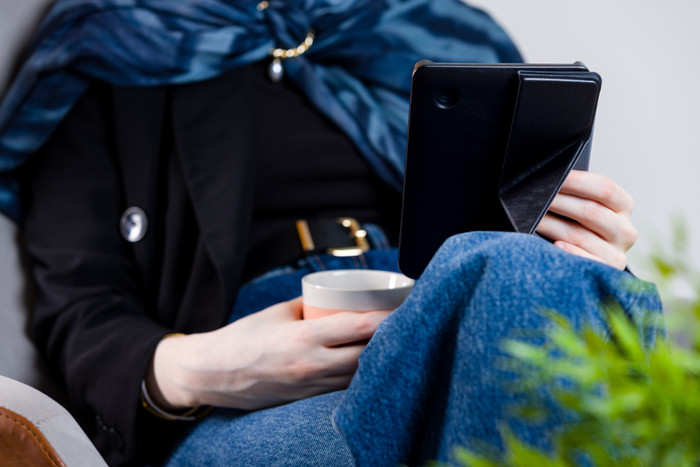 Kobo Clara BW Zwart + BlueBuilt Book Case Zwart product in gebruik