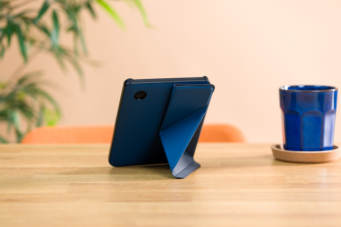 BlueBuilt Kobo Clara BW / Colour Book Case Blauw product in gebruik