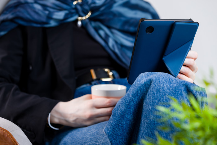 BlueBuilt Kobo Clara BW / Colour Book Case Blauw product in gebruik