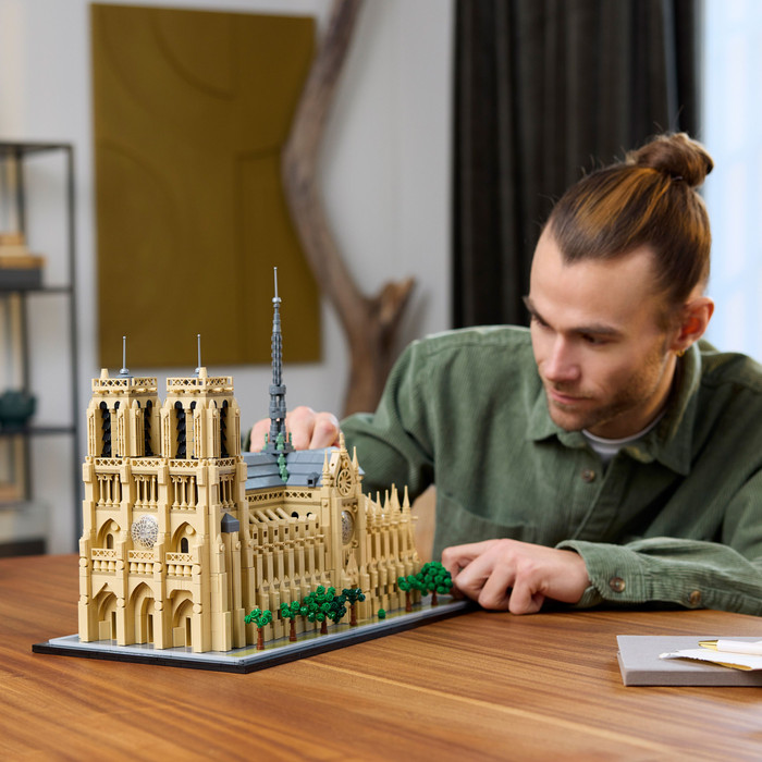 LEGO Architecture Notre-Dame van Parijs 21061 product in gebruik