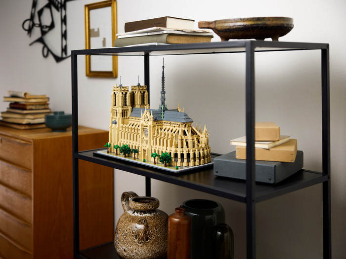 LEGO Architecture Notre-Dame van Parijs 21061 product in gebruik