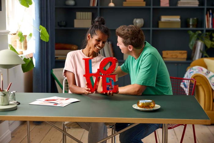 LEGO Art LOVE 31214 product in gebruik