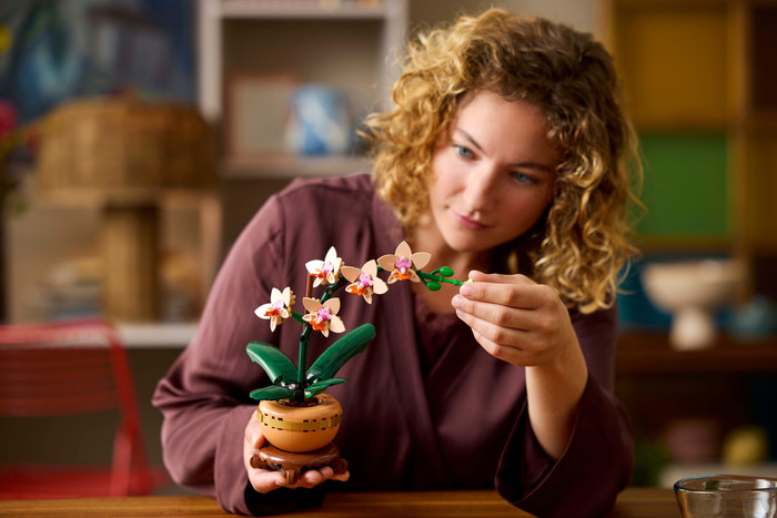 LEGO Botanicals Mini Orchidee 10343 product in gebruik