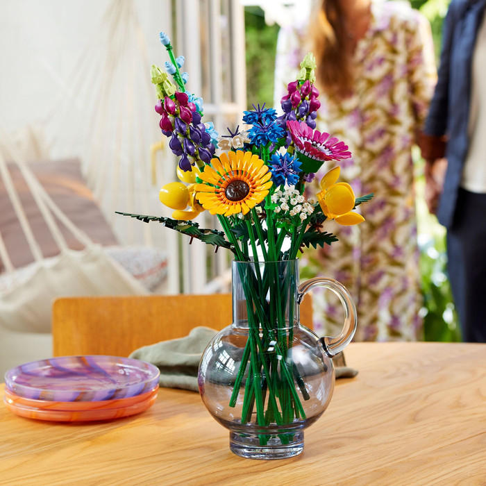 LEGO Botanicals Wilde Bloemenboeket 10313 product in gebruik