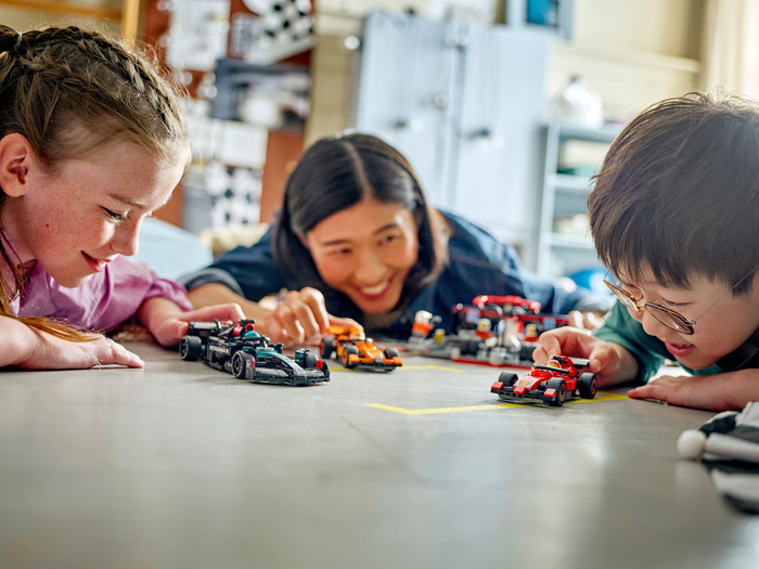 LEGO City F1 Pitstop en Pitcrew met Ferrari Auto 60443 product in gebruik