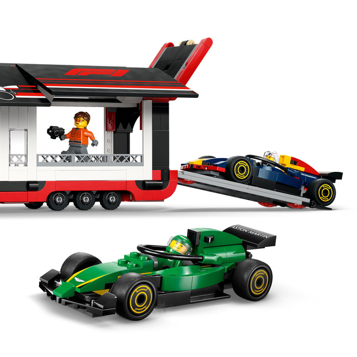 LEGO City F1 Truck met RB20 en AMR24 F1 auto's 60445 product in gebruik