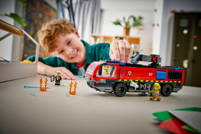 LEGO City Luchthaven Brandweertruck 60499 product in gebruik