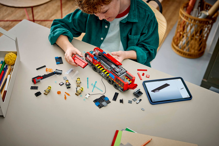 LEGO City Luchthaven Brandweertruck 60499 product in gebruik