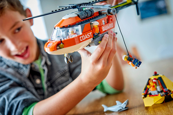 LEGO City Kustwacht Helikopter 60503 product in gebruik