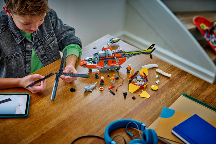 LEGO City Kustwacht Helikopter 60503 product in gebruik