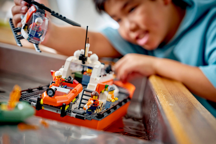 LEGO City Kustwacht Reddingsboot en Helikopter 60504 product in gebruik