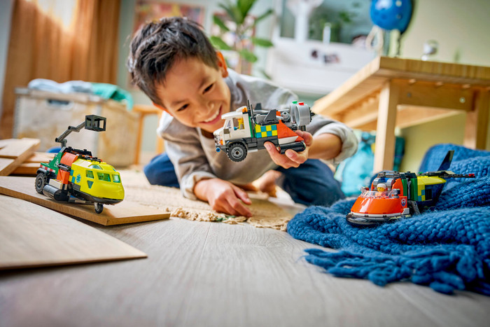 LEGO City Vliegtuig, Servicewagen en Hovercraft remix 60505 product in gebruik