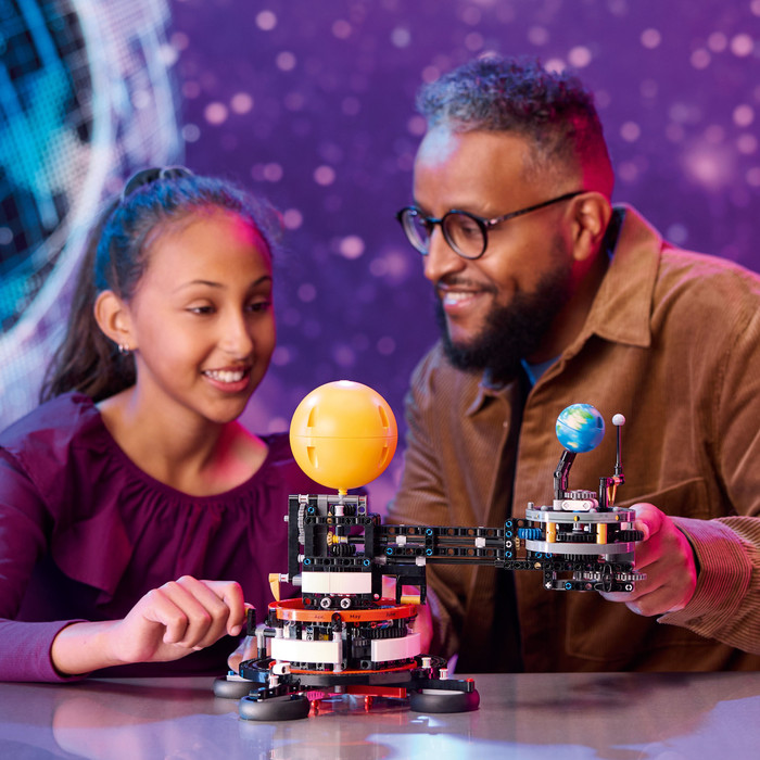 LEGO Technic - La Planète Terre et la Lune en Orbite 42179 produit à l'usage