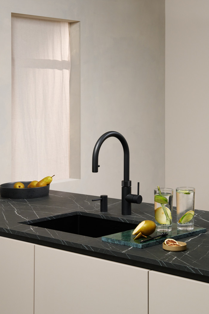 Quooker COMBI+ + Quooker Flex Round Zwart product in gebruik