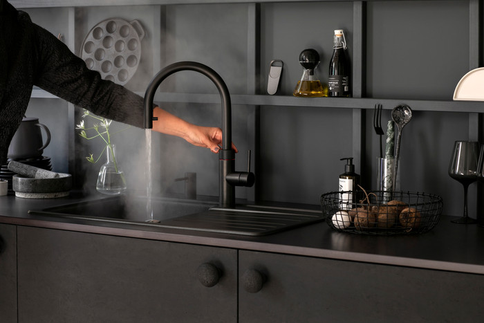 Quooker COMBI+ + Quooker Flex Round Zwart product in gebruik