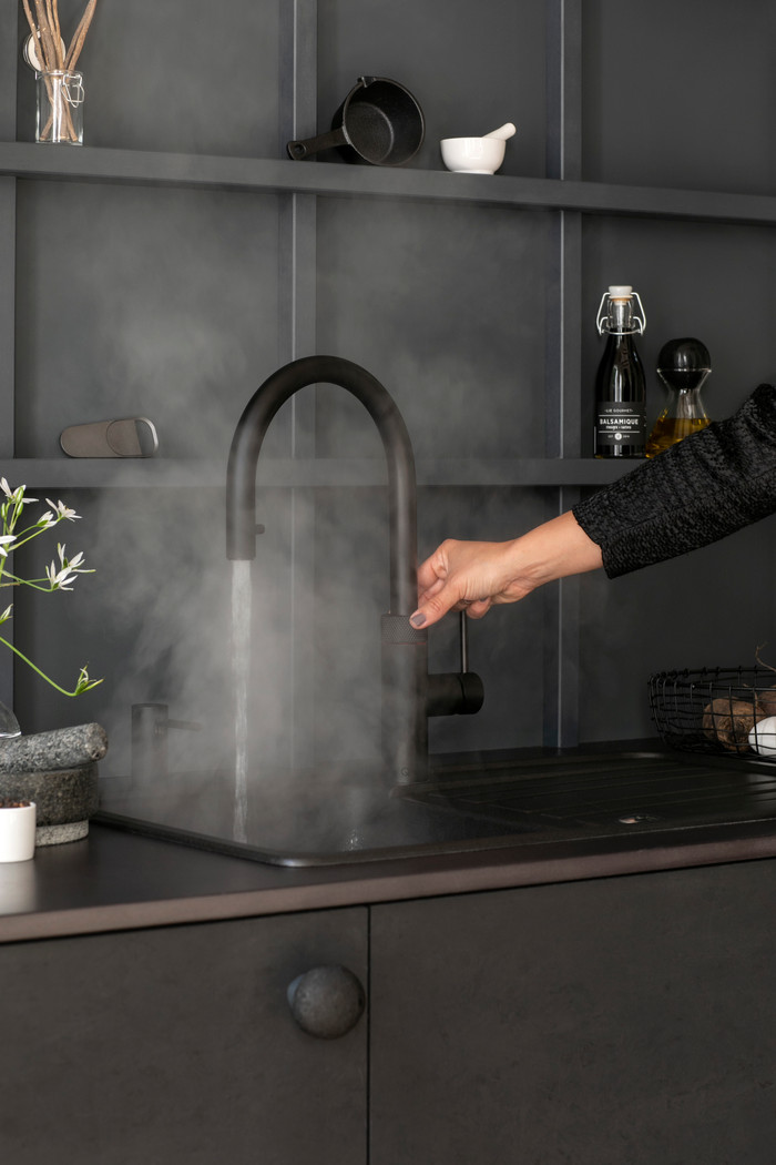 Quooker COMBI + Quooker Flex Round Black product in use