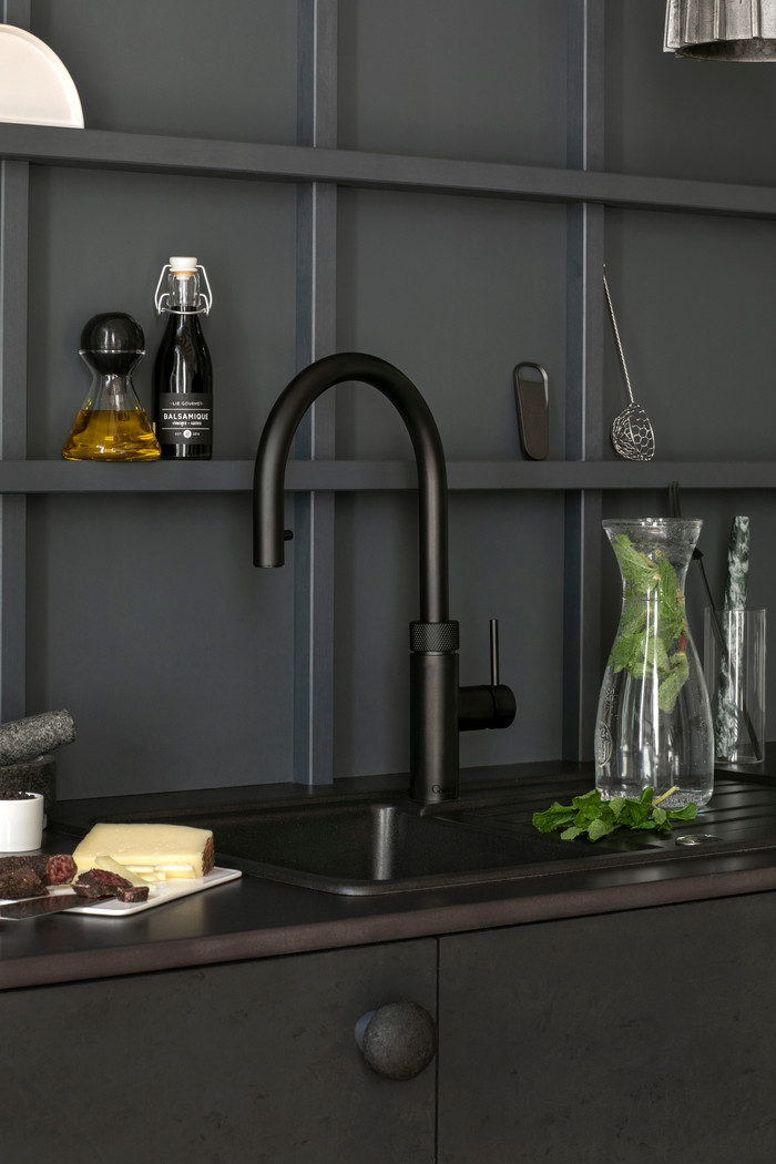 Quooker COMBI + Quooker Flex Round Black product in use