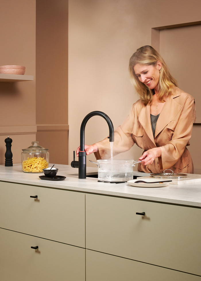 Quooker COMBI + Quooker Flex Round Black product in use