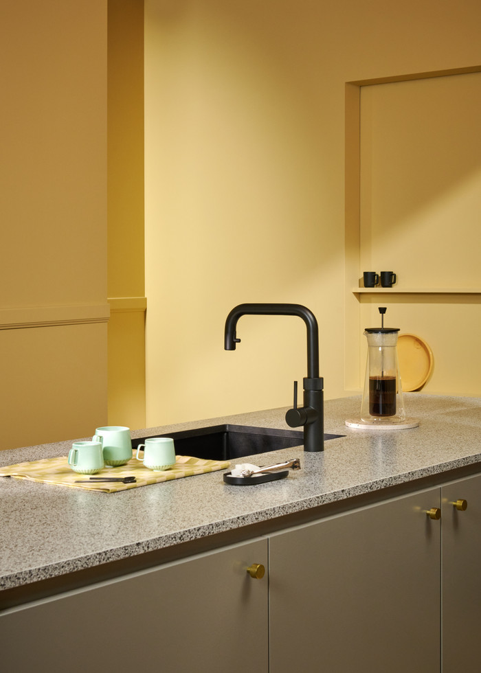 Quooker COMBI+ + Quooker Flex Square Black product in use