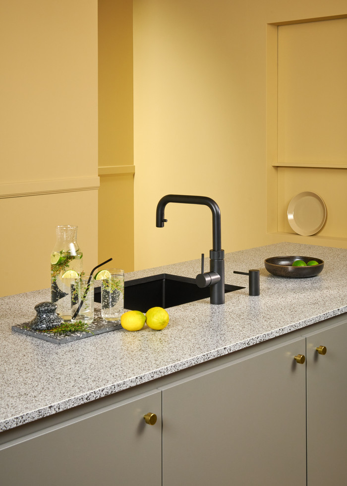 Quooker COMBI+ + Quooker Flex Square Black product in use