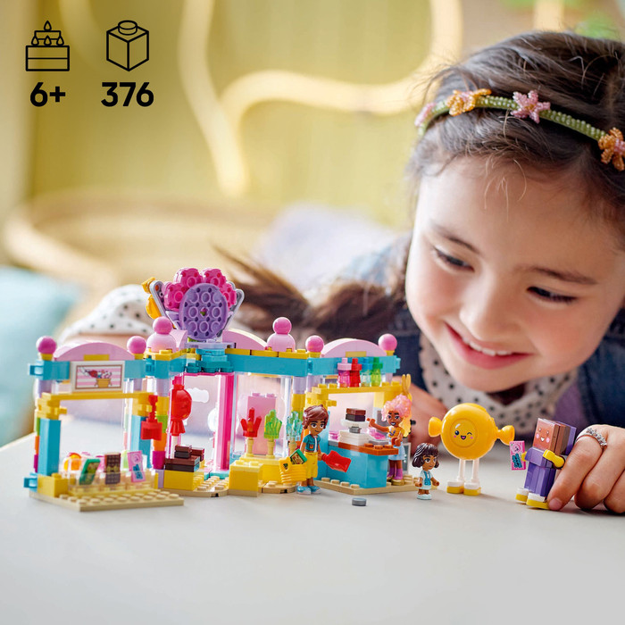 LEGO Friends Heartlake City Snoepwinkel 42649 product in gebruik