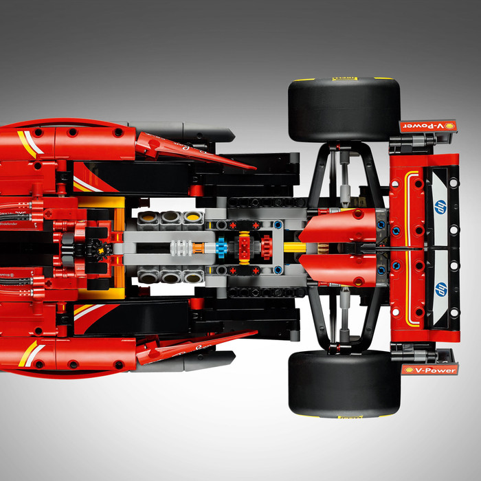 LEGO Technic Ferrari SF-24 F1 Auto 42207 product in gebruik