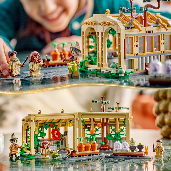 LEGO Harry Potter Kasteel Zweinstein: Kruidenkundeles 76445 product in gebruik