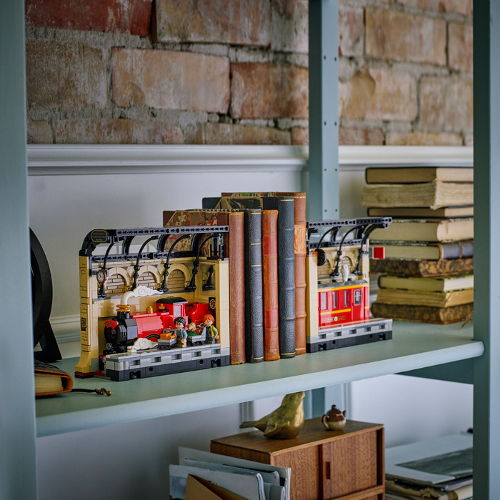 LEGO Harry Potter Boekensteun de Zweinstein Express 76450 product in gebruik