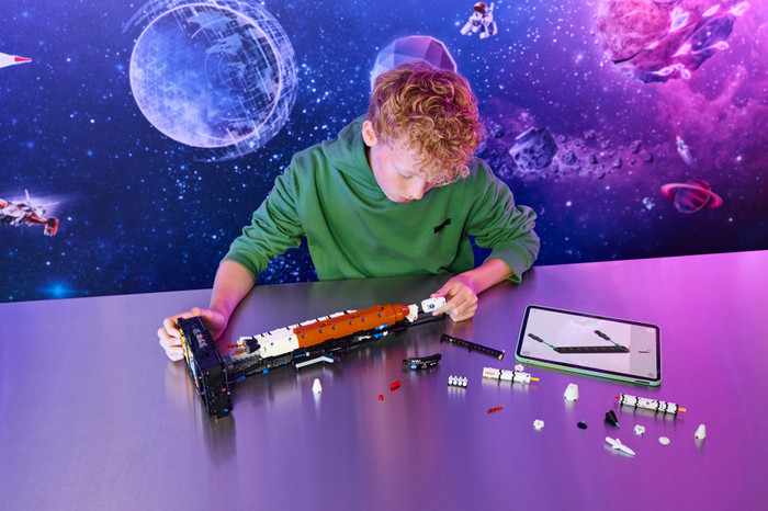 LEGO Technic NASA Artemis Ruimteraket 42221 product in gebruik