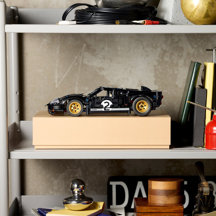 LEGO Technic 1966 Ford GT40 MKII Racewagen 42223 product in gebruik