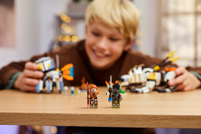 LEGO Horizon Adventures Aloy en Varl vs. Shell-Walker en Sawtooth 77037 product in gebruik