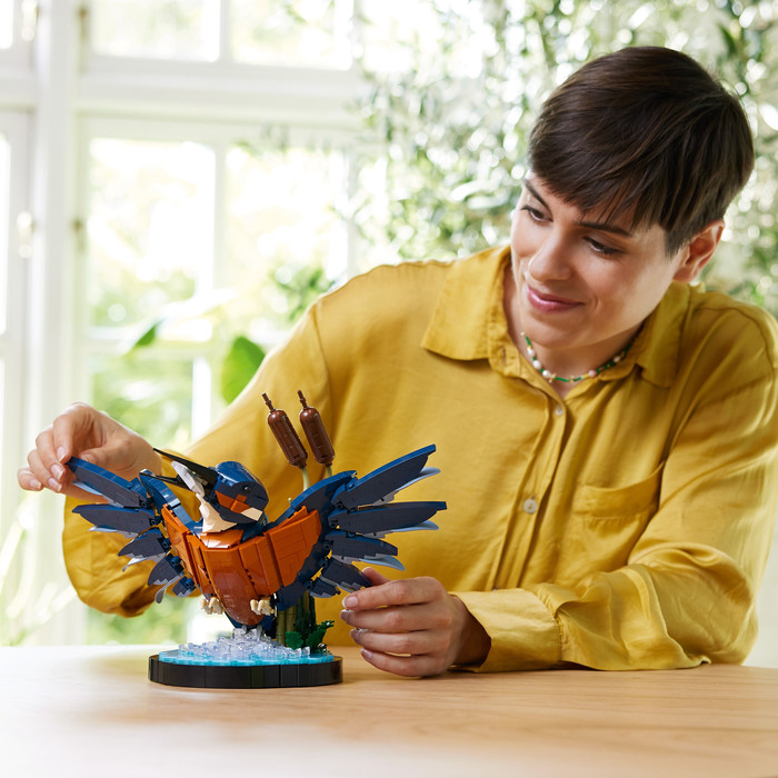 LEGO Icons Ijsvogel 10331 product in gebruik