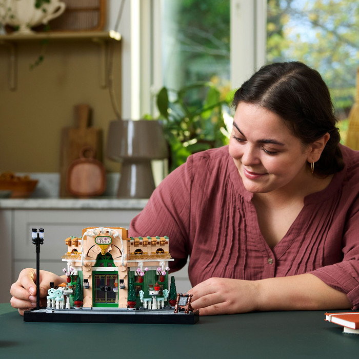 LEGO Icons Frans Café 10362 product in gebruik