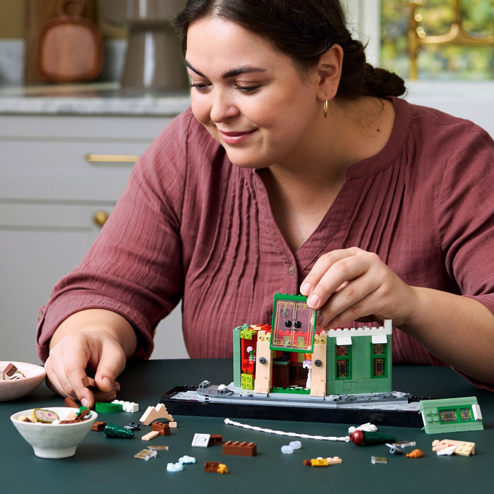 LEGO Icons Frans Café 10362 product in gebruik