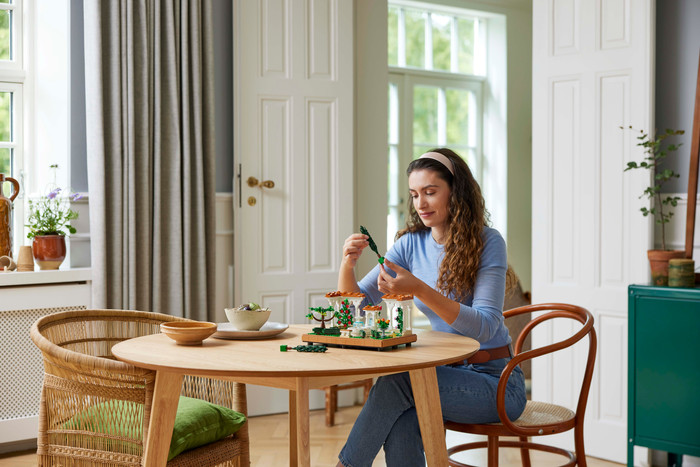 LEGO Icons Fountain Garden 10359 product in use