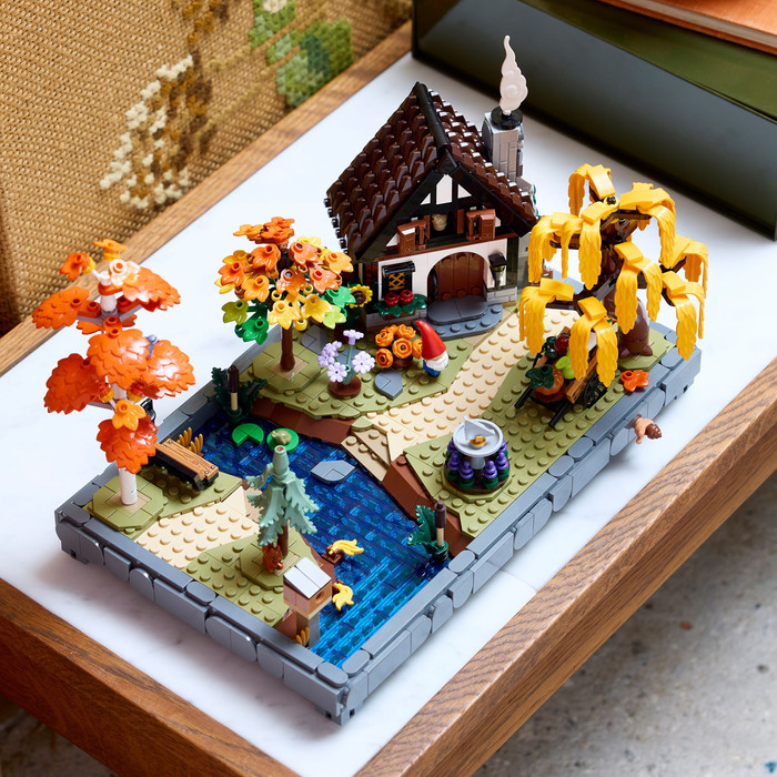 LEGO Icons Herfsttuin met cottage 11372 product in gebruik
