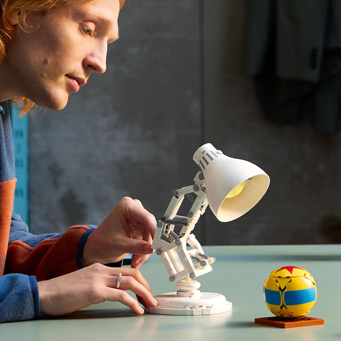 LEGO Ideas - Disney Pixar Luxo Jr. 21357 produit à l'usage