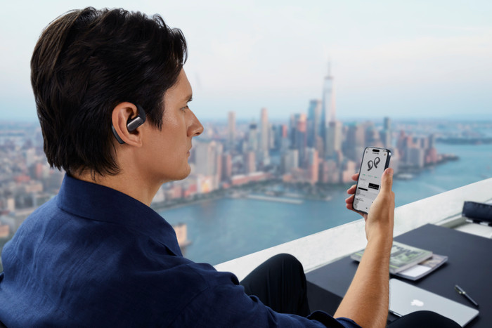 Shokz OpenFit Pro Zwart product in gebruik