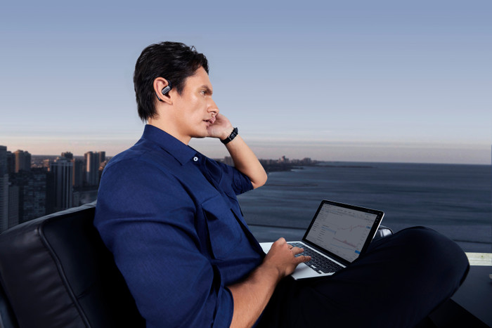 Shokz OpenFit Pro Zwart product in gebruik