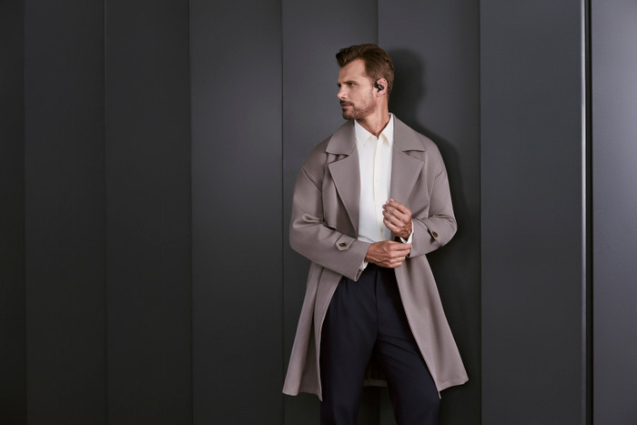 Shokz OpenFit Pro Zwart product in gebruik