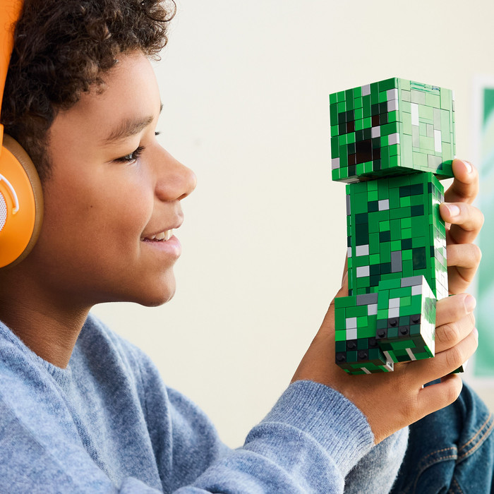 LEGO Minecraft de Creeper 21276 product in gebruik