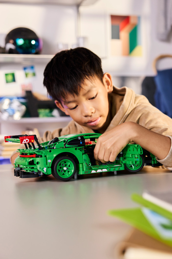 Lego Technic - Voiture Porsche 911 GT3 R REXY AO Racing 42224 produit à l'usage