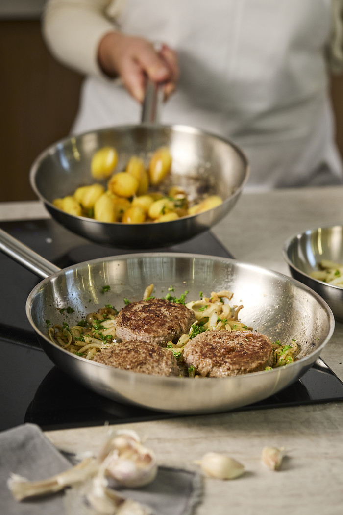 Demeyere Classic 3 bakpan 24 cm product in gebruik