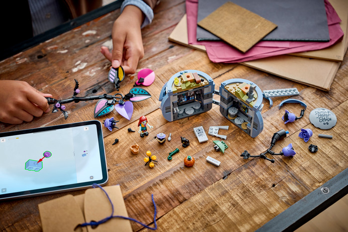 LEGO Disney Sally's Bloempot 43288 product in gebruik