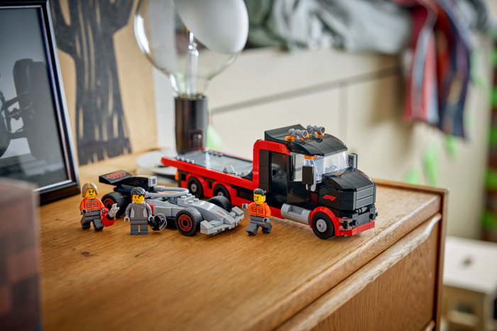 LEGO City F1 Displaytruck met Audi F1 racewagen 60493 product in gebruik