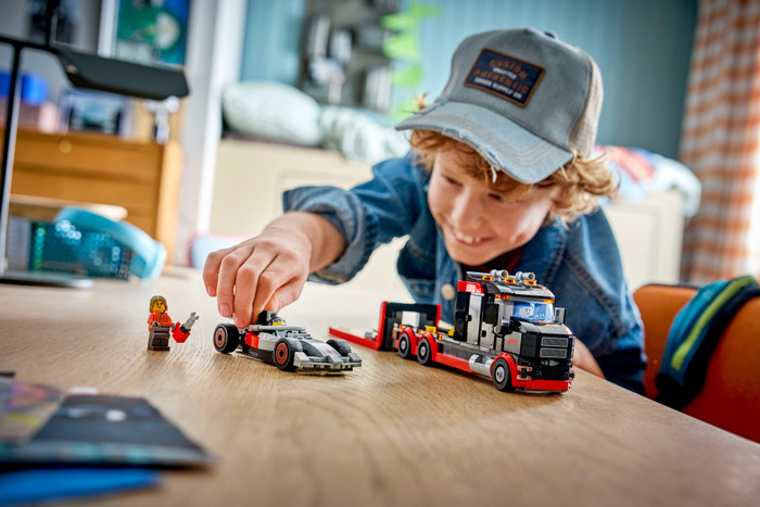 LEGO City F1 Displaytruck met Audi F1 racewagen 60493 product in gebruik