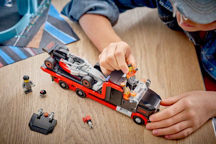 LEGO City F1 Displaytruck met Audi F1 racewagen 60493 product in gebruik