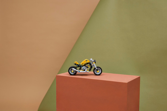 LEGO Technic Gele Motor 42225 product in gebruik