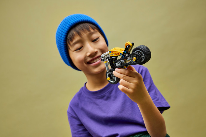 LEGO Technic Gele Motor 42225 product in gebruik